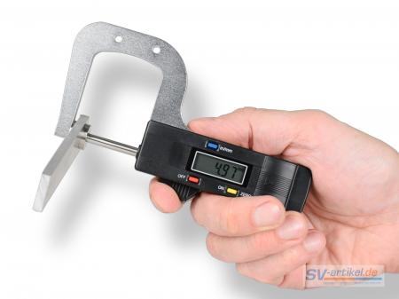 Digital_thickness_measuring_instrument_in_the_hand