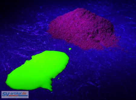 Uranin als Pulver und gelöst in Wasser unter UV-Licht