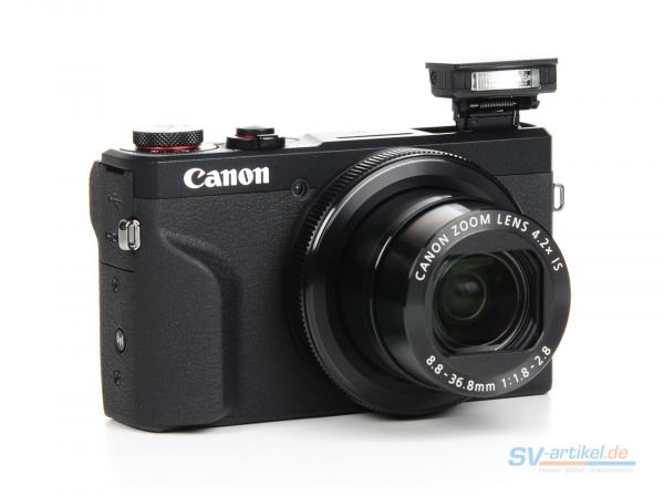 Canon G7 mit ausgefahrem Blitz und Objektiv