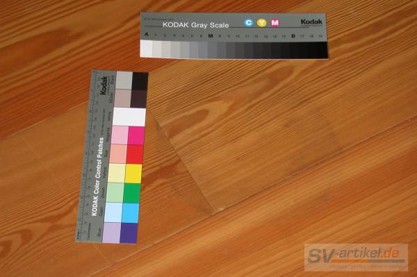 Farbkontrollkarte_auf_Holzboden