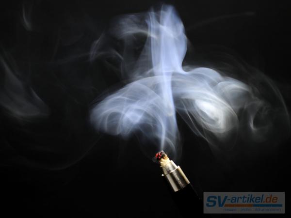 Rauchstift mit Rauch vor schwarzem Hintergrund